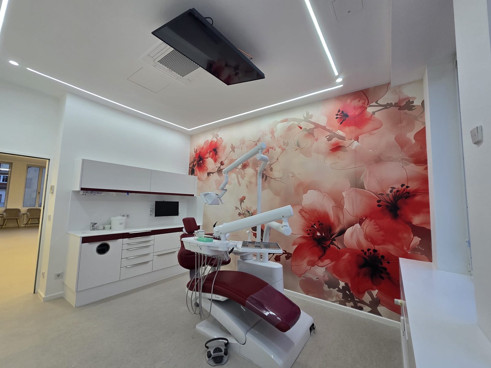 Behandlungszimmer mit Blumen-Wandbild
