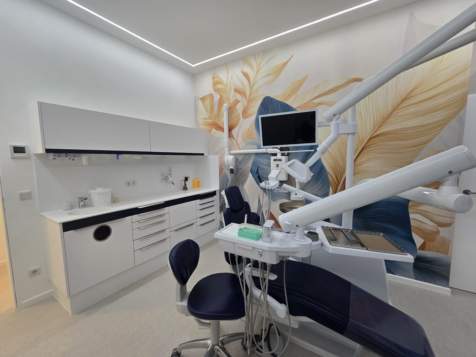 Behandlungszimmer mit Blätter-Wandbild