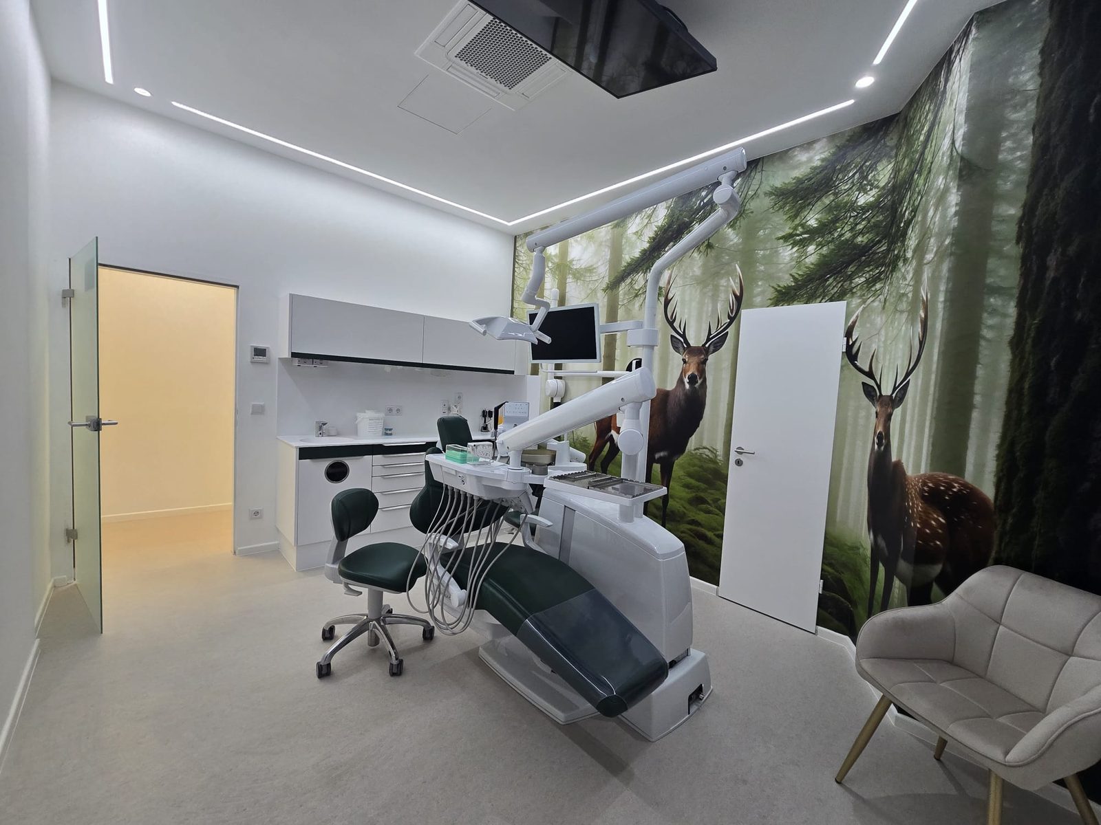 Behandlungszimmer mit Wald-Wandbild