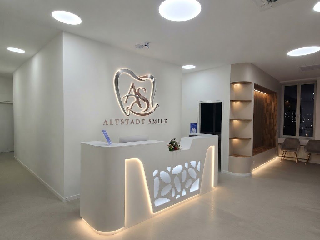 Empfang der Altstadt Smile Zahnarztpraxis mit beleuchtetem Logo